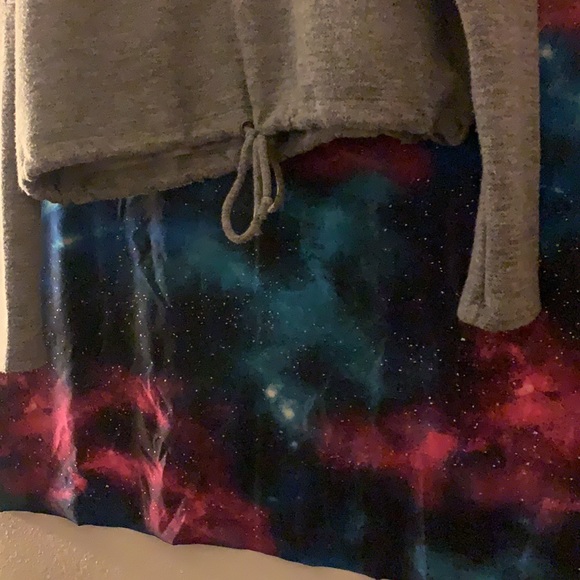 Crop too sweater. - Picture 3 of 3